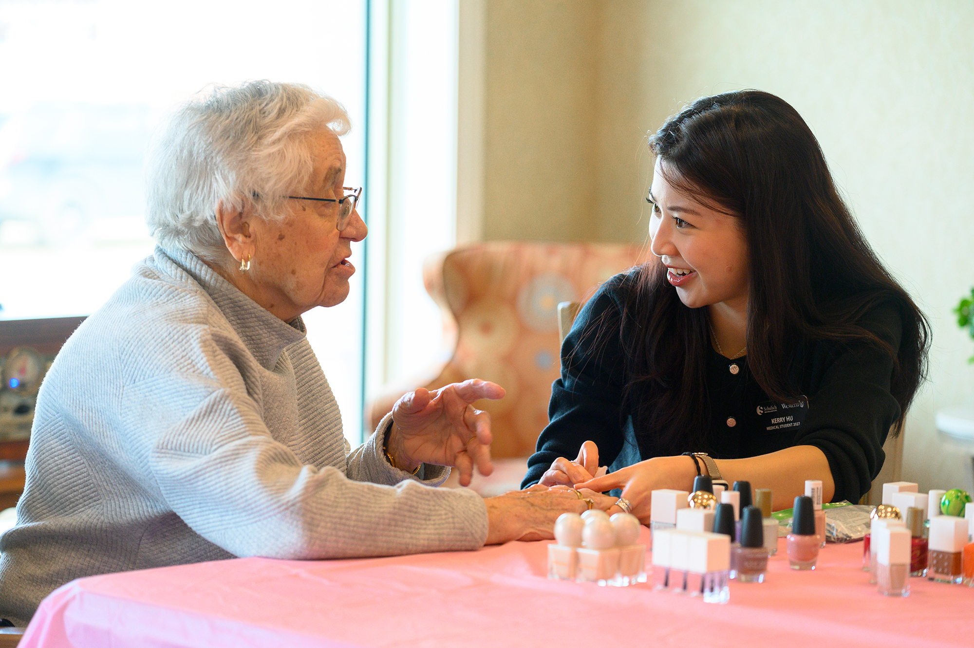 Medical student Kerry Hu chats with a Fox Hollow resident.