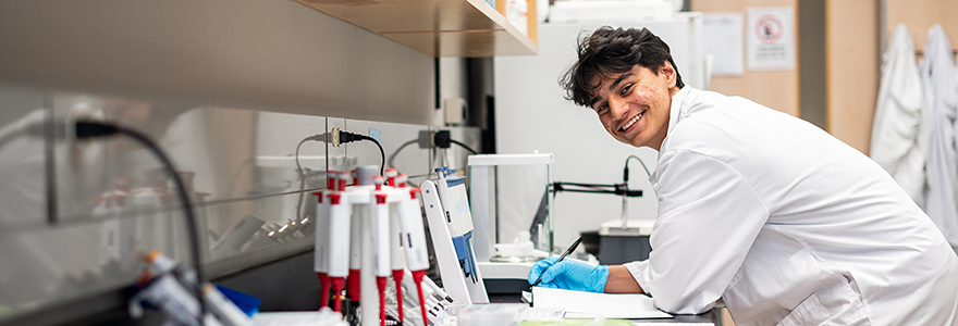 Arezo Azizi in the lab