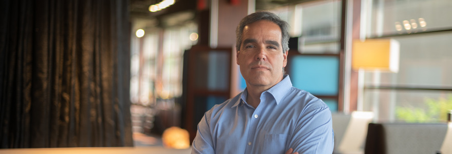 Miguel E. Quiñones-Mateu, Eric Arts, and Richard Gibson are chatting at a cafe