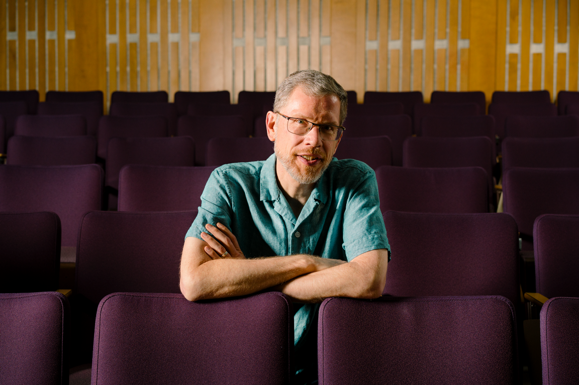 Biochemistry professor Derek McLachlin, PhD'00, teaching a lecture