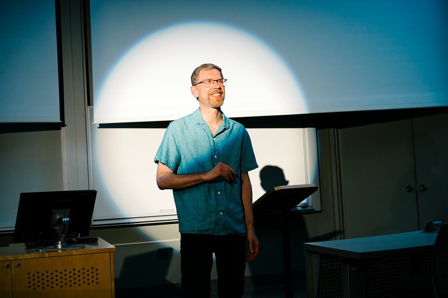 Derek McLachlin, PhD'00, performing a song for students